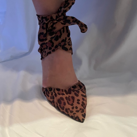 Dillards Woman’s 9.5 leopard Gianni Bini tie-up high heels. - Picture 7 of 8